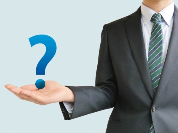 はてなマークを浮かべる男性